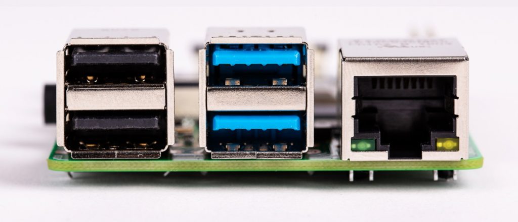 Conectores USB e Ethernet